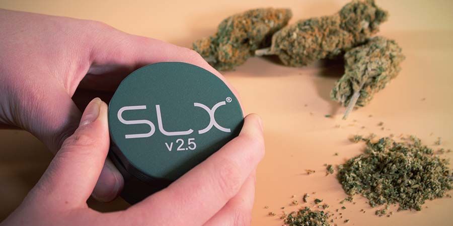 Como abrir um moedor de ervas metálico preso