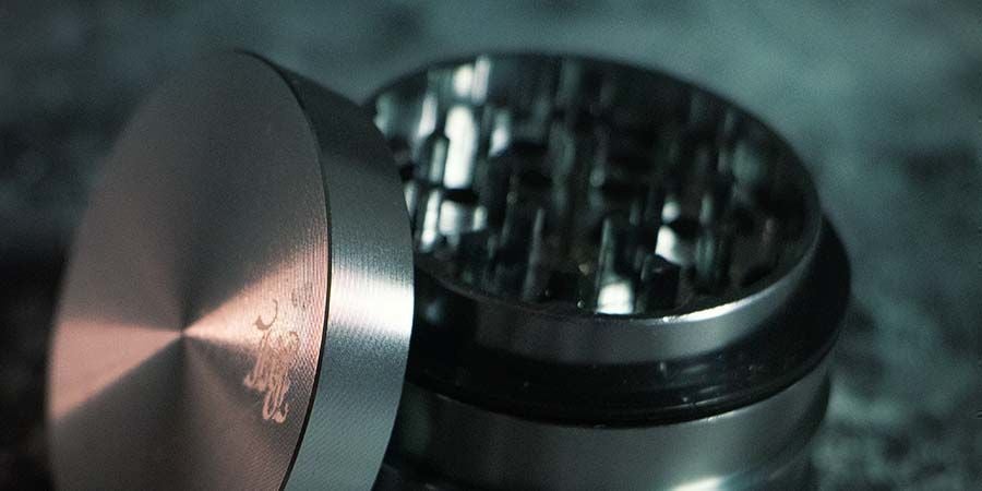 Que tipo de metal é utilizado nos trituradores de ervas?