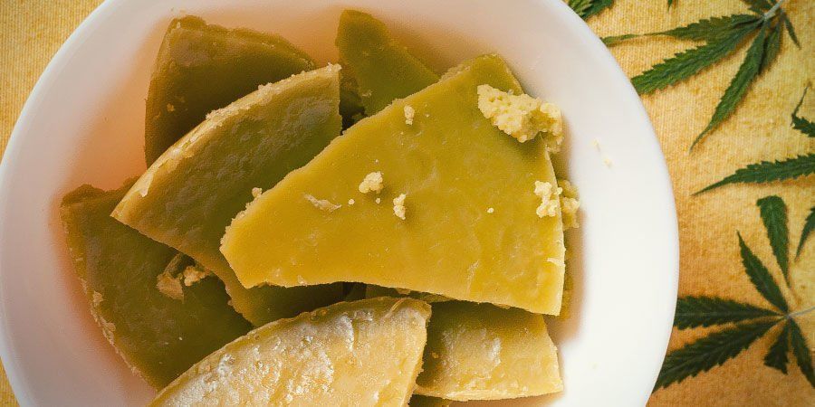 Usar folhas e aparas para cannabutter