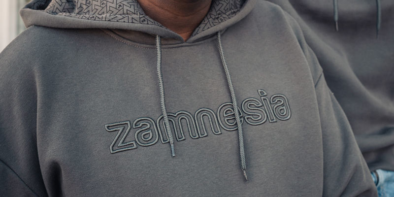 Sweatshirt Zamnesia Cinzenta Bordada