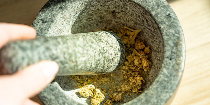 Primeiro, deves triturar a tua cannabis