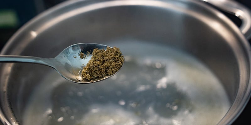 Junta a mistura de especiarias chai