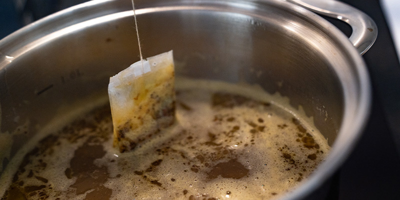 Adiciona o saco de chá preto