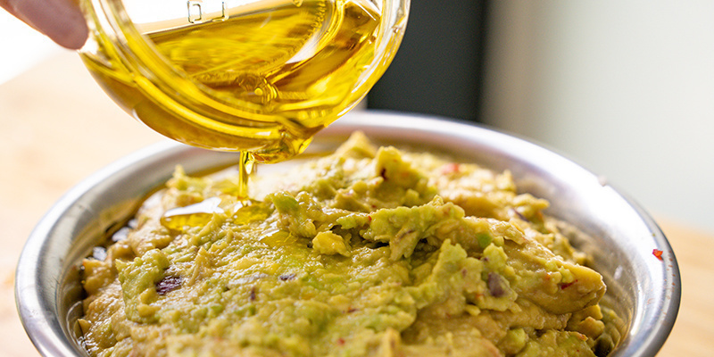 Esmague os abacates com um garfo ou num almofariz