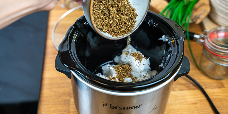 Passo 2: Junta a canábis ao óleo de coco Passo 2: Junta a canábis ao óleo de coco