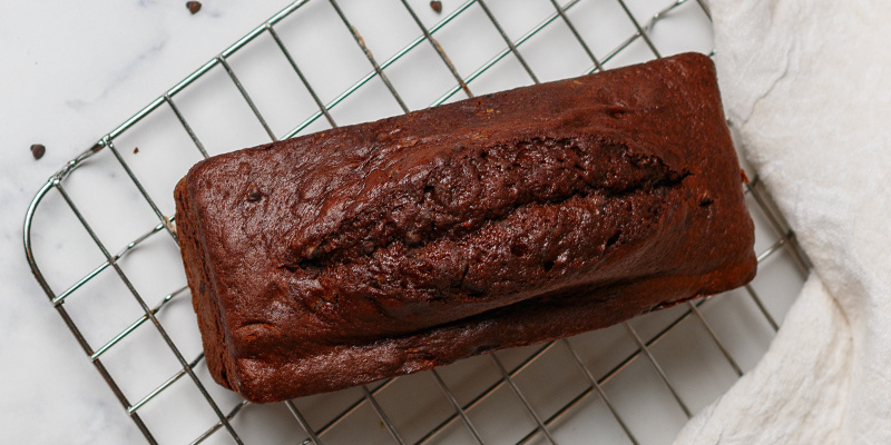Depois de retirar do forno, deixe o bolo arrefecer no tabuleiro durante cerca de 10 minutos. Depois de retirar do forno, deixe o bolo arrefecer no tabuleiro durante cerca de 10 minutos.