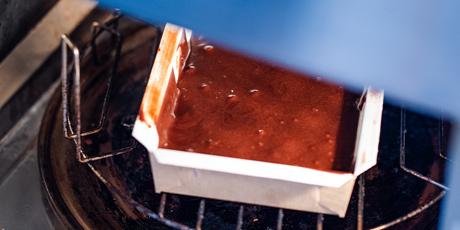 Verta a massa no tabuleiro ou nas formas Verta a massa no tabuleiro ou nas formas