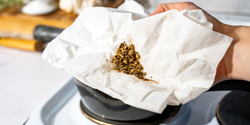 Desfaça o seu haxixe para cima do papel absorvente. Desfaça o seu haxixe para cima do papel absorvente.
