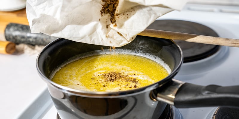 Adicione o haxixe à mistura e mexa bem. Adicione o haxixe à mistura e mexa bem.