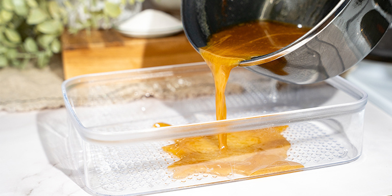 Verta o preparado para um recipiente resistente ao calor e tape. Verta o preparado para um recipiente resistente ao calor e tape.