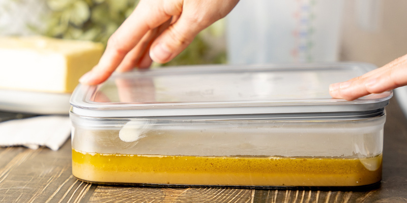 Coloque o recipiente no frigorífico durante algumas horas. Coloque o recipiente no frigorífico durante algumas horas.