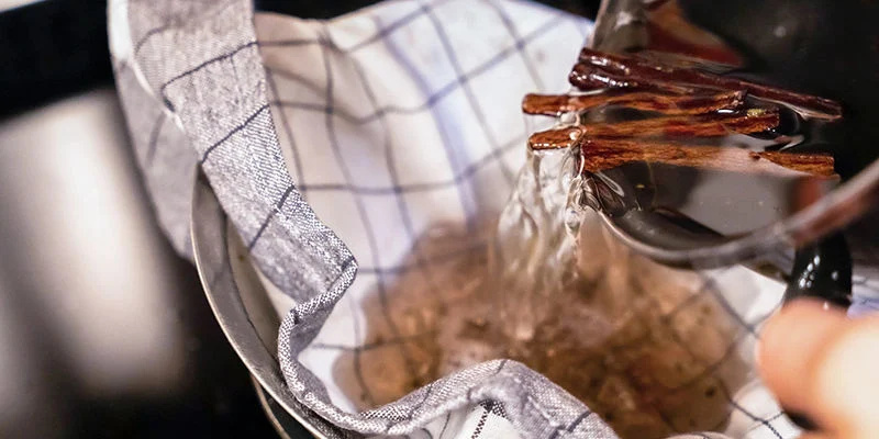 Adiciona a glicerina vegetal e deixa cozinhar mais alguns minutos.