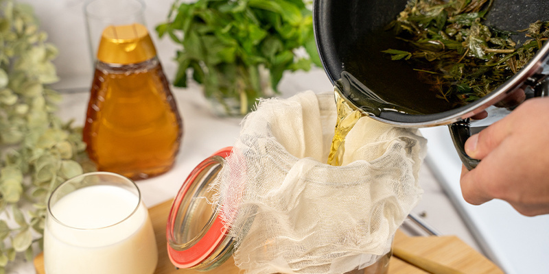 Filtrar o material vegetal da sua 'infusão'