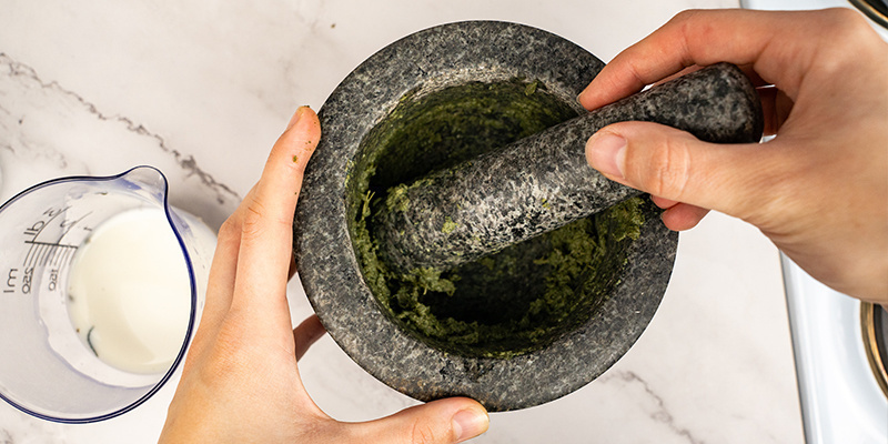 Triturar até obter uma pasta fina