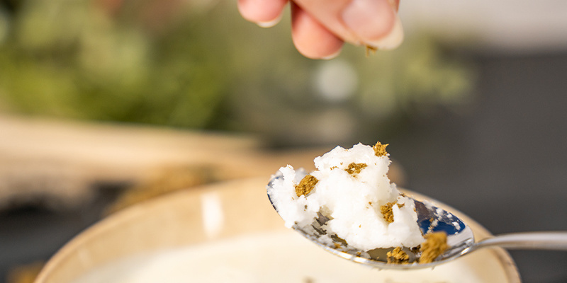 Comece por colocar uma pequena quantidade de óleo de coco na colher. Comece por colocar uma pequena quantidade de óleo de coco na colher.