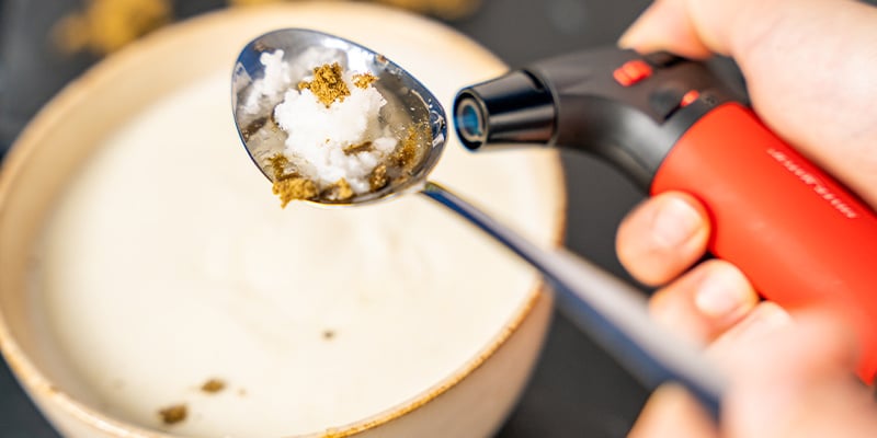 De seguida, pegue no isqueiro e aqueça cuidadosamente a parte de baixo da colher. De seguida, pegue no isqueiro e aqueça cuidadosamente a parte de baixo da colher.