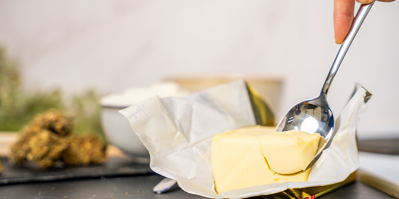 Aqueça o óleo de coco ou a manteiga numa frigideira em lume brando a médio. Aqueça o óleo de coco ou a manteiga numa frigideira em lume brando a médio.