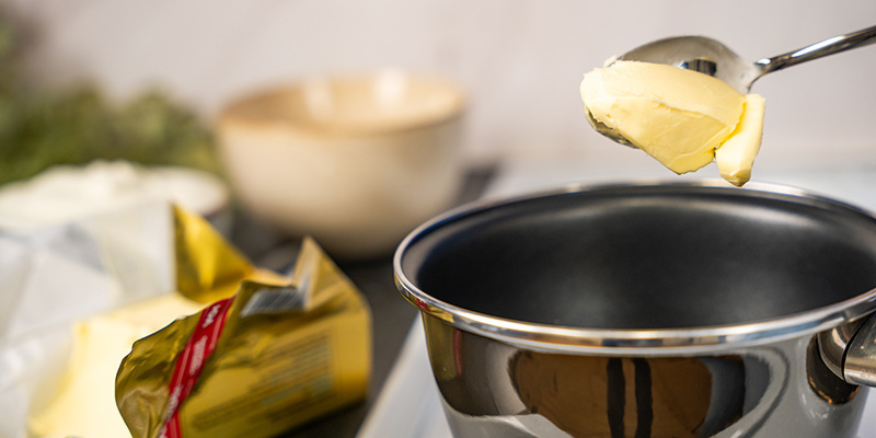 Depois de desligar o lume, junte o iogurte que mais gosta à frigideira. Depois de desligar o lume, junte o iogurte que mais gosta à frigideira.