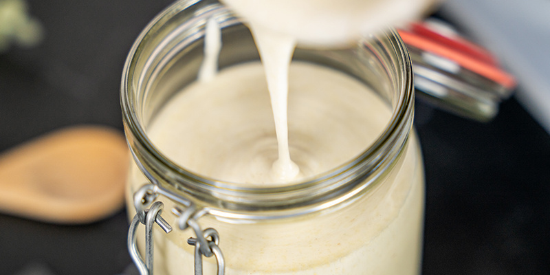 Transfira o iogurte com haxixe para um recipiente e leve ao frigorífico até arrefecer completamente. Transfira o iogurte com haxixe para um recipiente e leve ao frigorífico até arrefecer completamente.