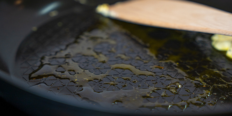 Adicionar manteiga de canábis numa frigideira e deixar derreter lentamente em lume médio.