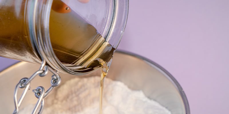 Vá juntando o óleo de canábis aos poucos enquanto mexe o pó