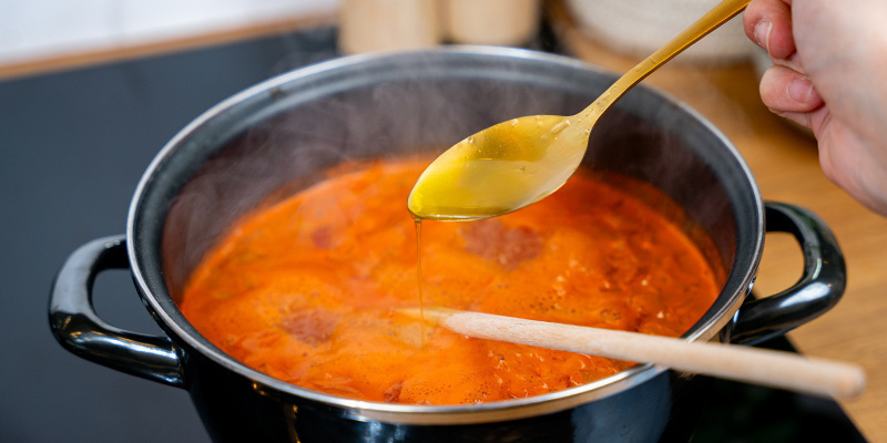 Misture uma colher de sopa de manteiga de canábis ou de óleo.