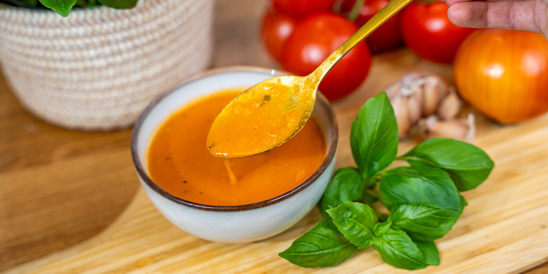 Triture tudo até obter um creme homogéneo. Sirva quente.