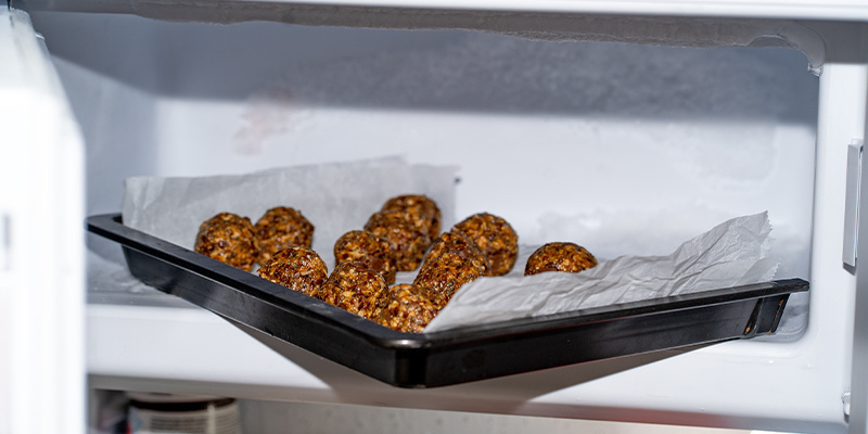 Instruções: Leve o tabuleiro ao congelador durante 1 hora