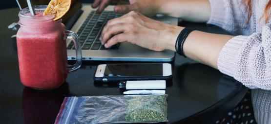 Guia para consumir canábis discretamente no trabalho