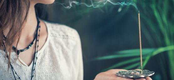 Como fazer incenso de ervas para criar um ambiente relaxante em casa
